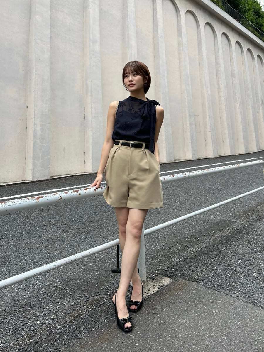 ブラック系のショルダーバッグ、ベージュ系のその他パンツを着用したレディースの春コーディネートの4枚目の写真