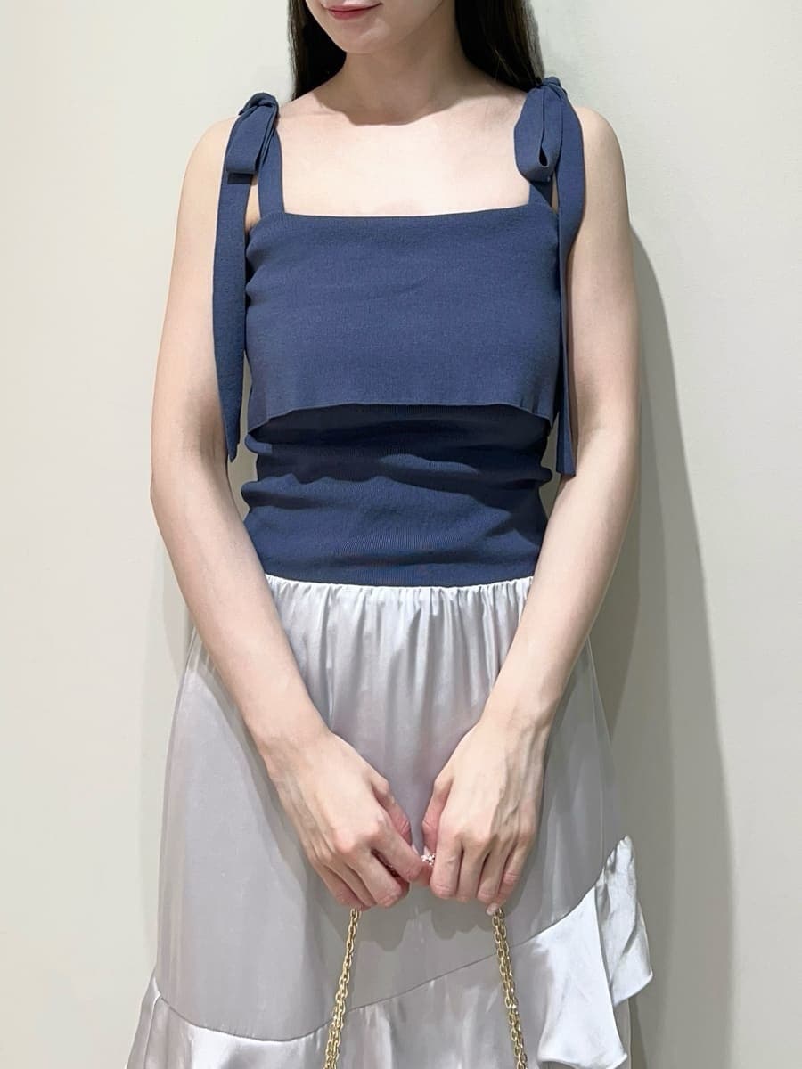 ホワイト系のショルダーバッグ、その他のサンダルを着用したレディースの夏コーディネートの2枚目の写真