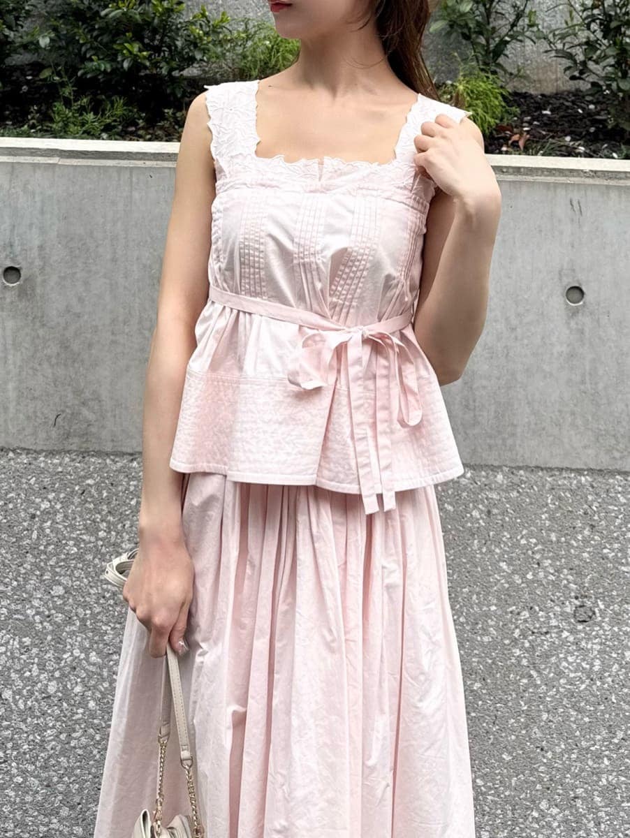 ピンク系のスカート、ピンク系のシャツ/ブラウスを着用したレディースの春コーディネートの4枚目の写真