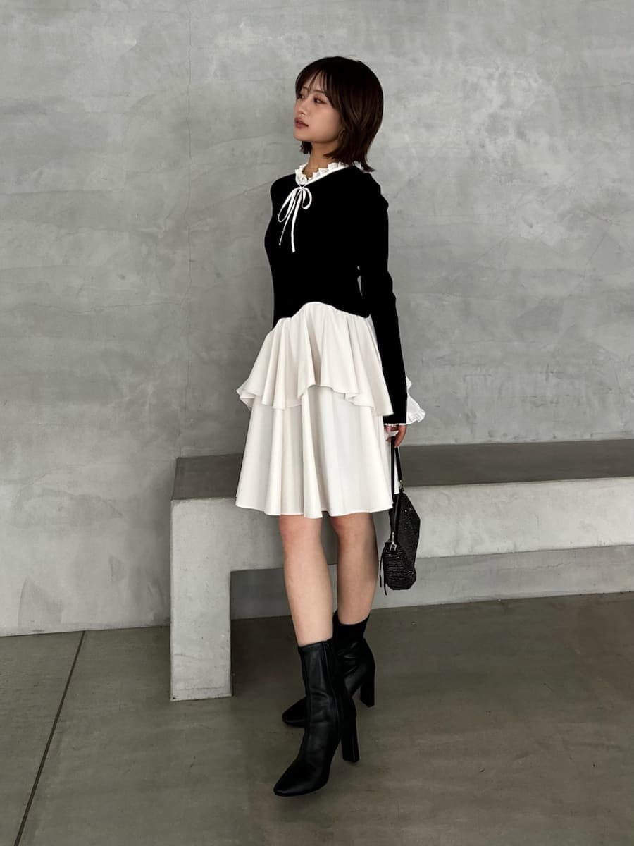 ブラック系のブーツ、ブラック系のワンピースを着用したレディースの冬コーディネートの5枚目の写真