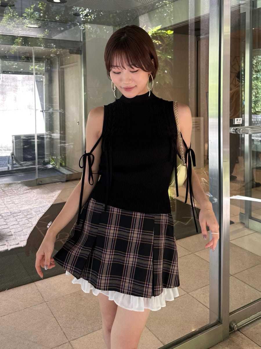 ブラック系のパンプス、イエロー系のショルダーバッグ、その他のその他パンツを着用したレディースの春コーディネートの3枚目の写真