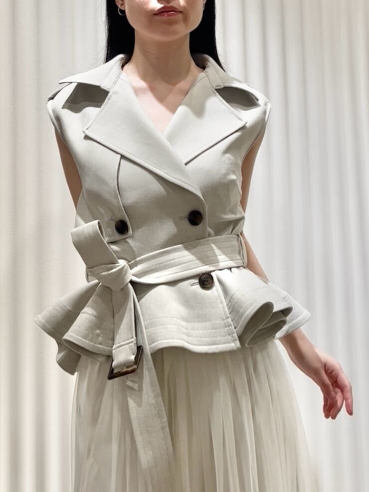 グレー系のワンピース、ブラック系のパンプス、ホワイト系のショルダーバッグを着用したレディースの春コーディネートの4枚目の写真