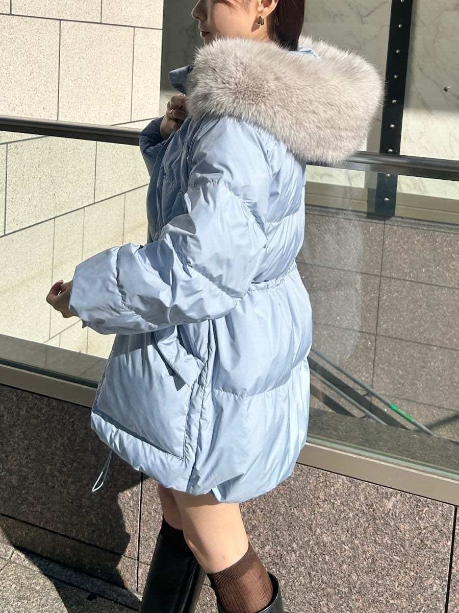 ブラック系のブーツ、グレー系のニット/セーター、ブルー系のダウンジャケット/コートを着用したレディースの秋コーディネートの4枚目の写真