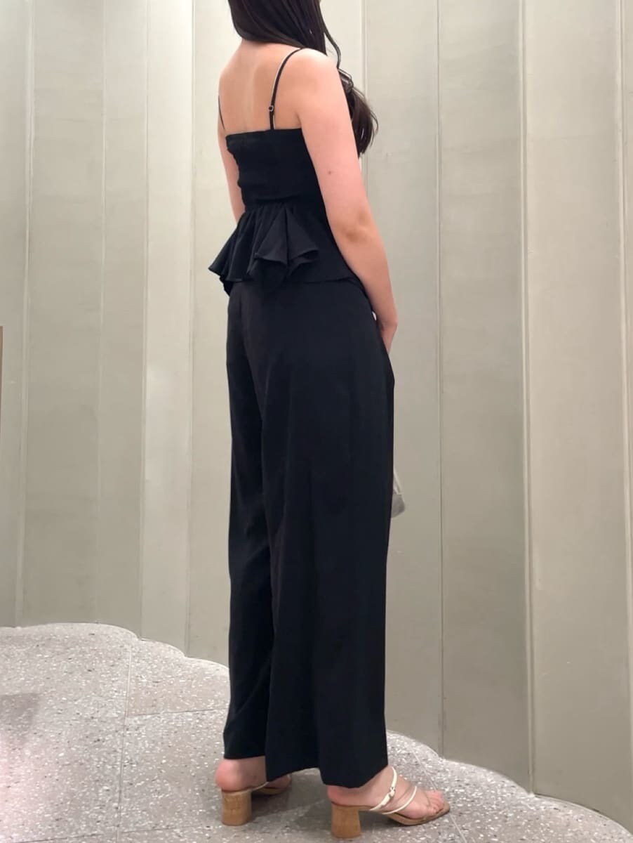 ブラック系のその他パンツ、ブラック系のその他トップス、シルバー系のショルダーバッグを着用したレディースの夏コーディネートの6枚目の写真