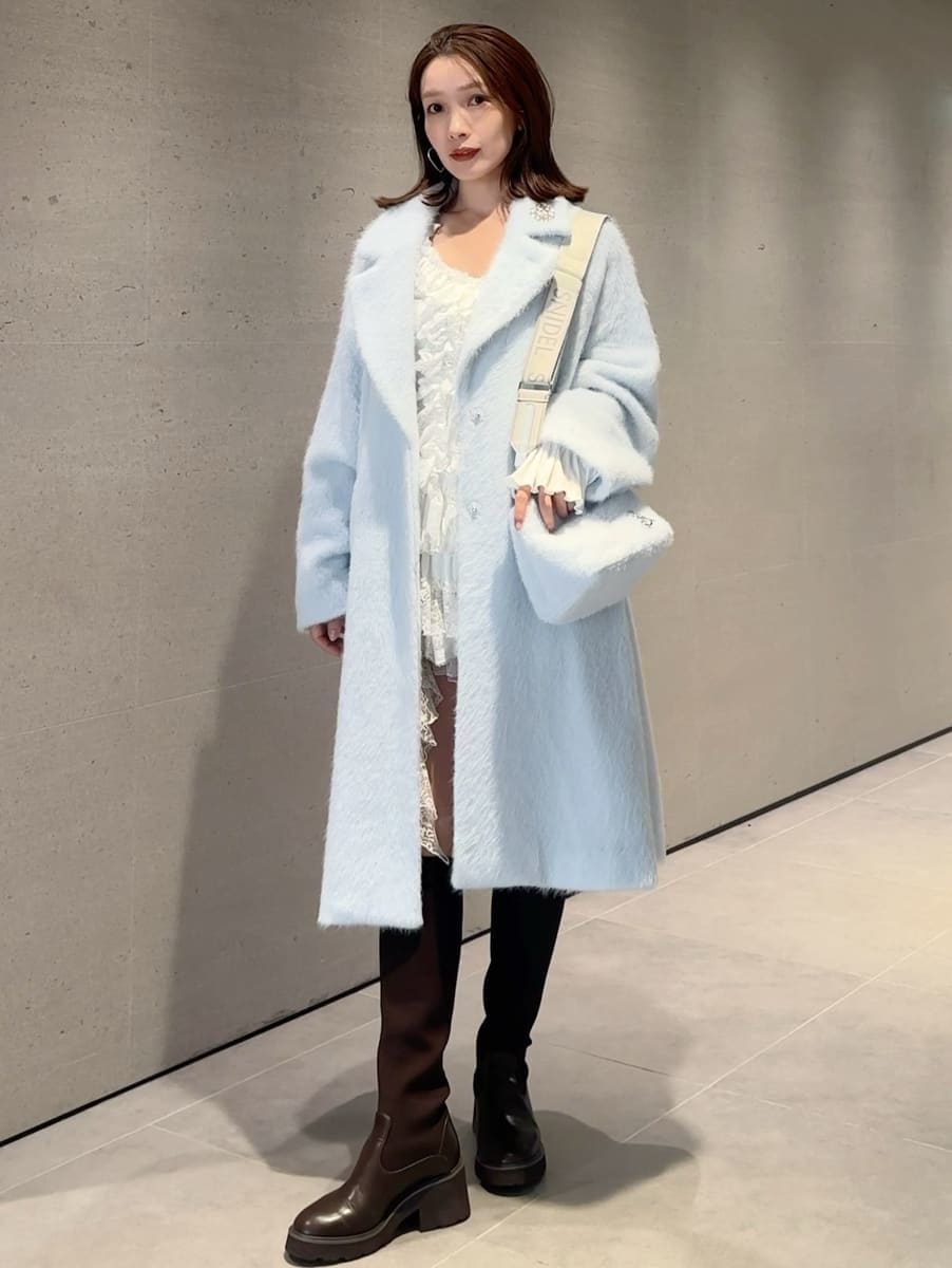 ブルー系のチェスターコート、その他のその他パンツ、ホワイト系のTシャツ/カットソーを着用したレディースの秋コーディネートの5枚目の写真