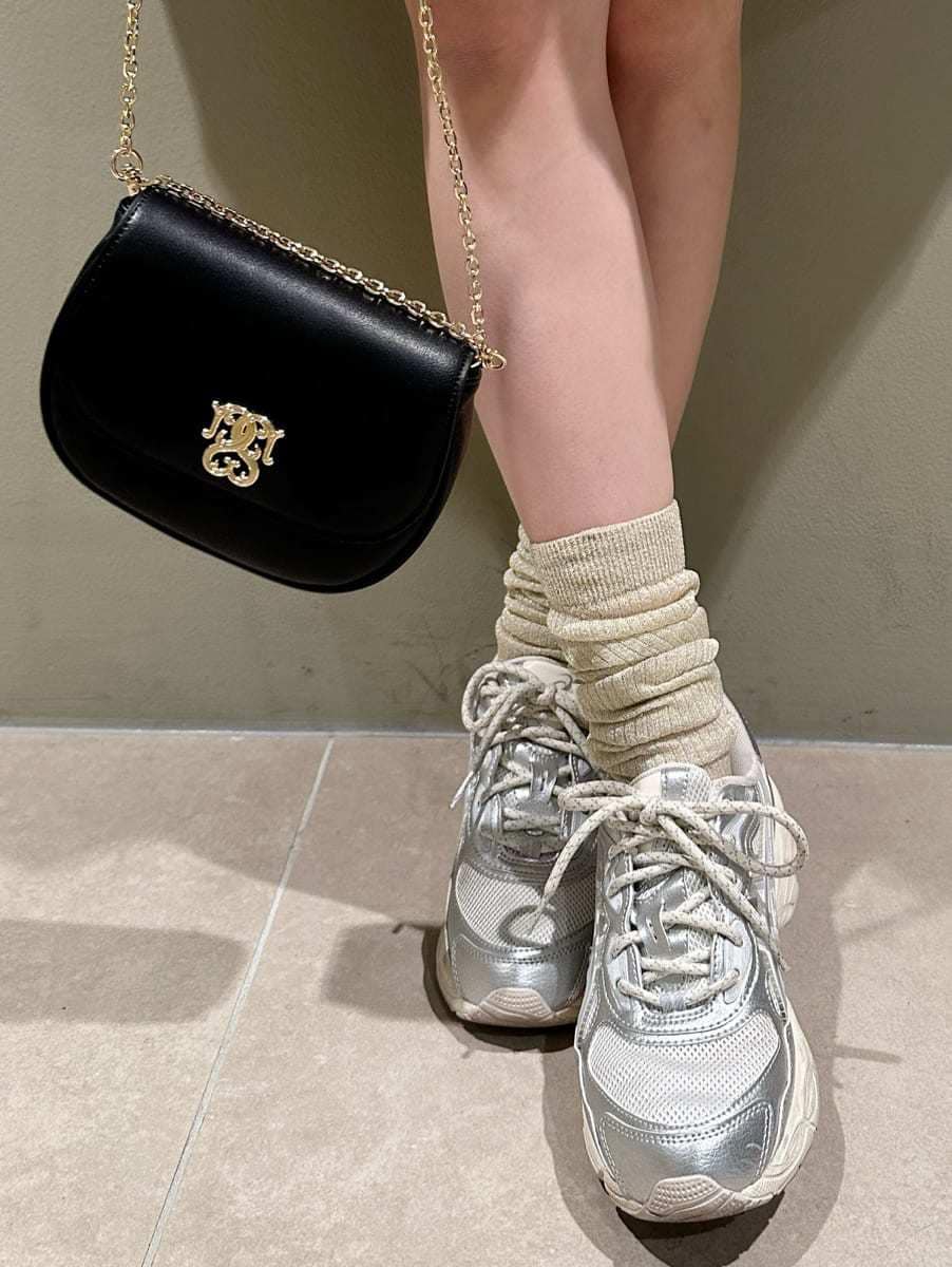 ベージュ系のその他パンツ、ブラック系のショルダーバッグ、シルバー系のスニーカーを着用したレディースの冬コーディネートの2枚目の写真