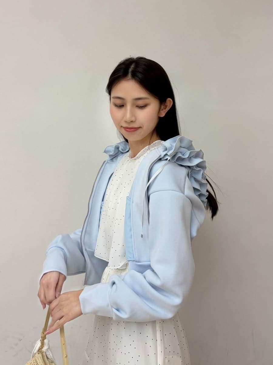 その他のワンピース、ブルー系のパーカーを着用したレディースの冬コーディネートの5枚目の写真