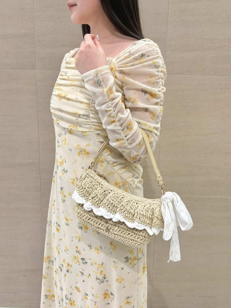 イエロー系のワンピースを着用したレディースの冬コーディネートの5枚目の写真