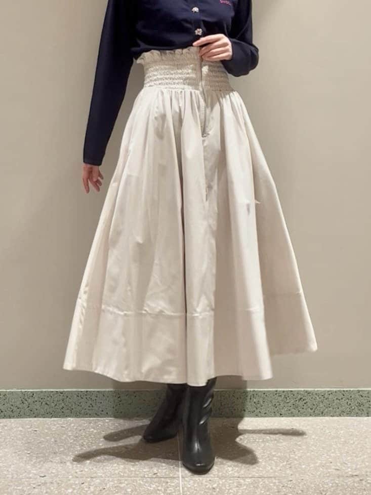 ブルー系のカーディガン/ボレロ、ホワイト系のスカート、パープル系のショルダーバッグを着用したレディースの夏コーディネートの5枚目の写真