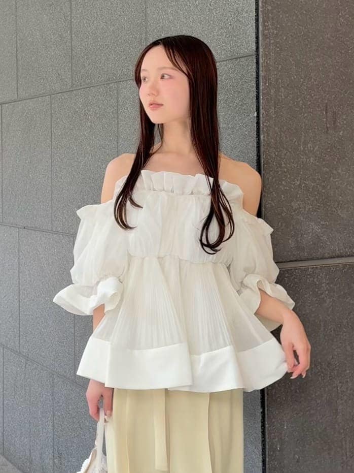 ホワイト系のその他トップス、その他のパンプスを着用したレディースの春コーディネートの5枚目の写真