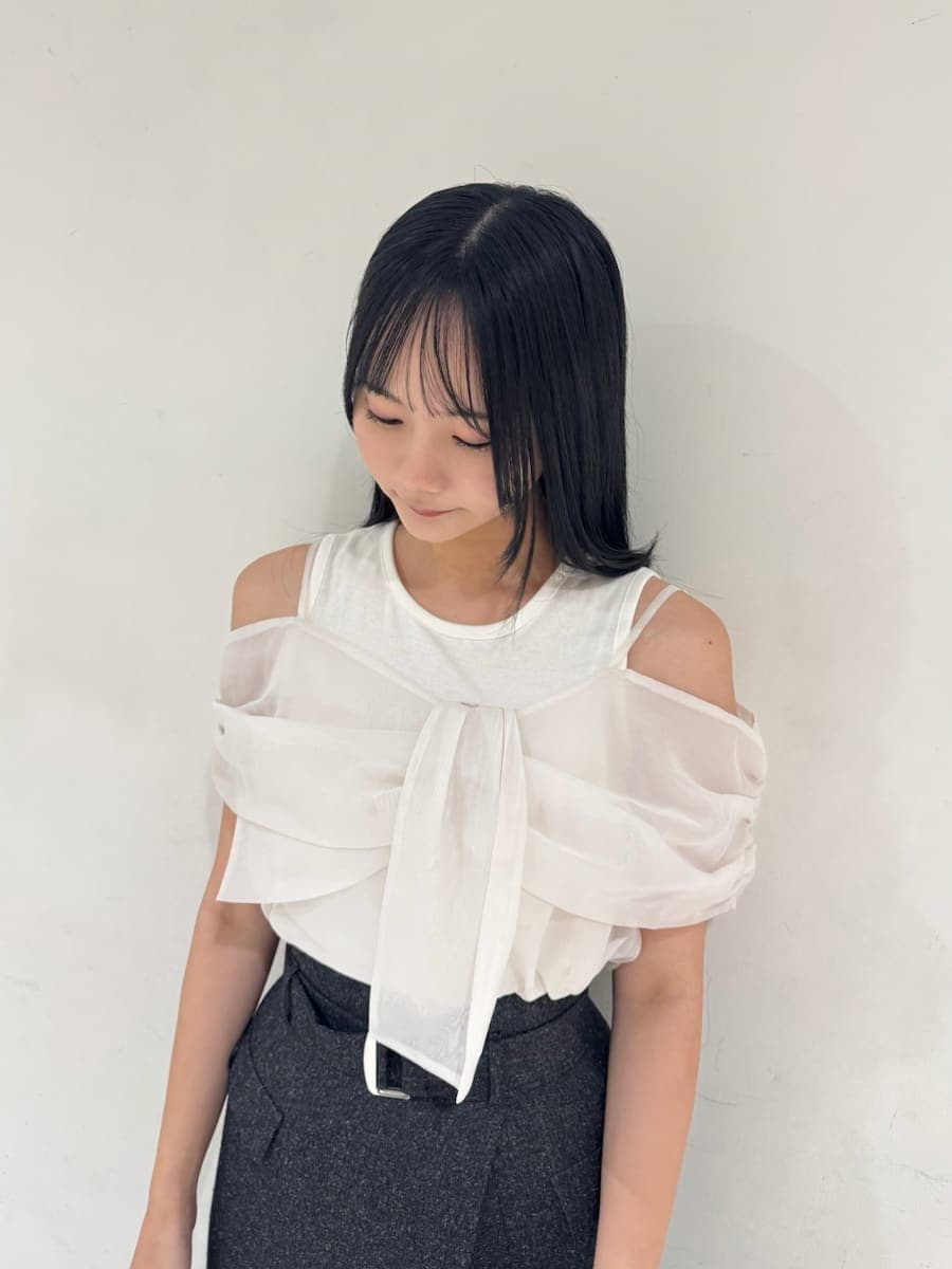 ホワイト系のTシャツ/カットソー、グレー系のスカート、レッド系のブーツを着用したレディースの夏コーディネートの5枚目の写真