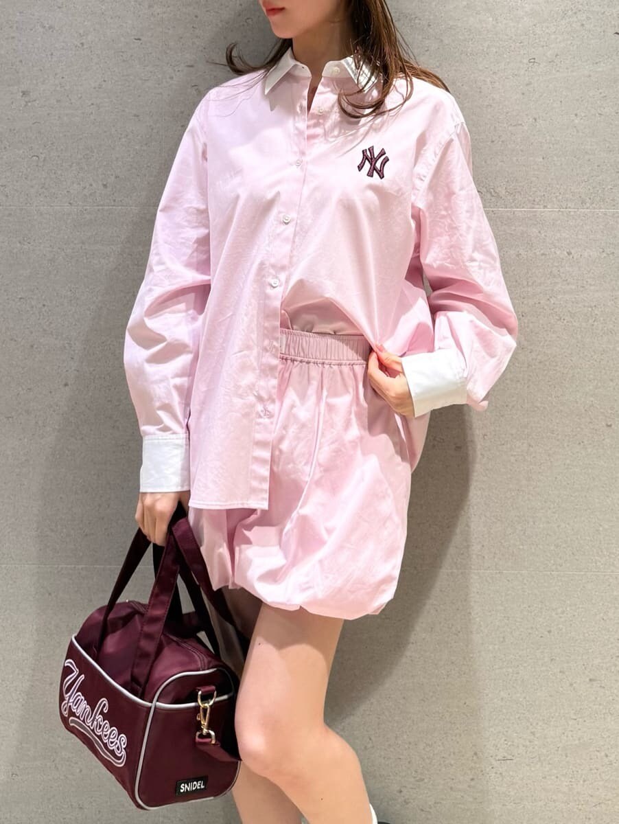 ピンク系のその他パンツ、ピンク系のシャツ/ブラウス、ブラック系のローファーを着用したレディースの春コーディネートの3枚目の写真