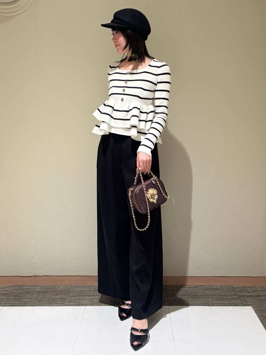 ブラック系のその他パンツ、その他のニット/セーター、ブラック系のサンダルを着用したレディースの秋コーディネートの2枚目の写真