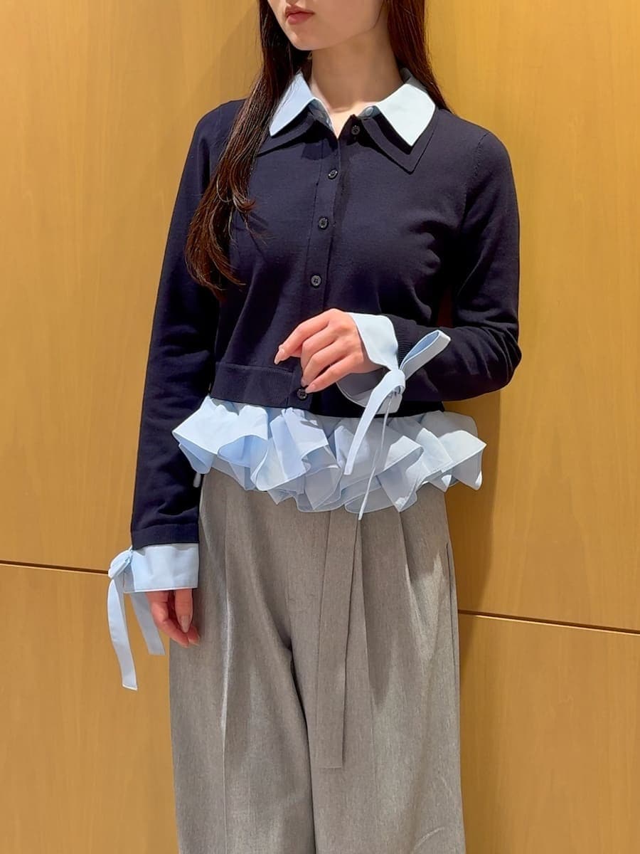 ブラック系のブーツ、グレー系のその他パンツ、ブルー系のニット/セーターを着用したレディースの冬コーディネートの4枚目の写真