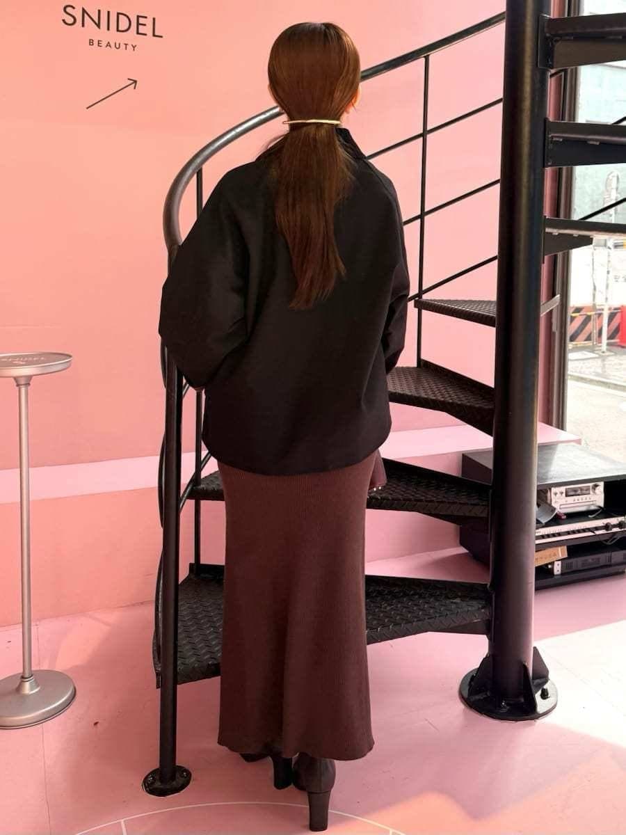 ブラック系のブルゾン、ブラウン系のワンピース、ブラック系のブーツを着用したレディースの秋コーディネートの2枚目の写真