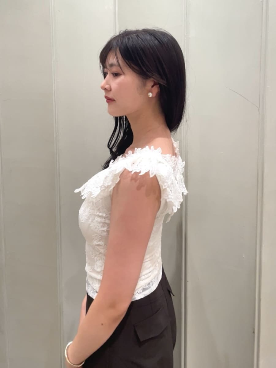 シルバー系のショルダーバッグ、ブラウン系のその他パンツ、ホワイト系のTシャツ/カットソーを着用したレディースの夏コーディネートの10枚目の写真
