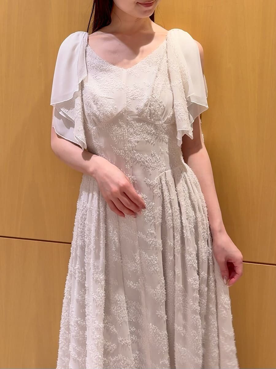 ホワイト系のワンピース、その他のパンプス、ブラック系のショルダーバッグを着用したレディースの春コーディネートの4枚目の写真
