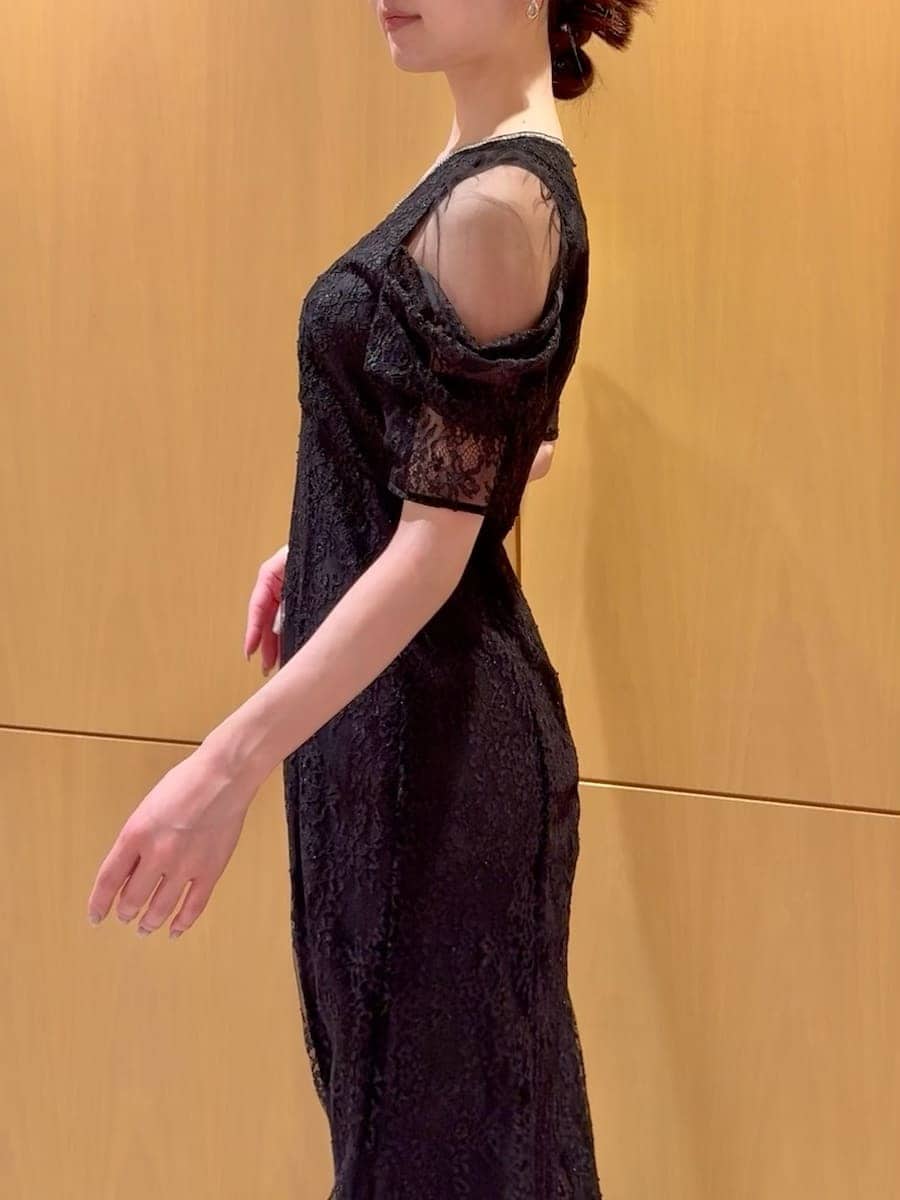 グレー系のチェスターコートを着用したレディースの冬コーディネートの7枚目の写真