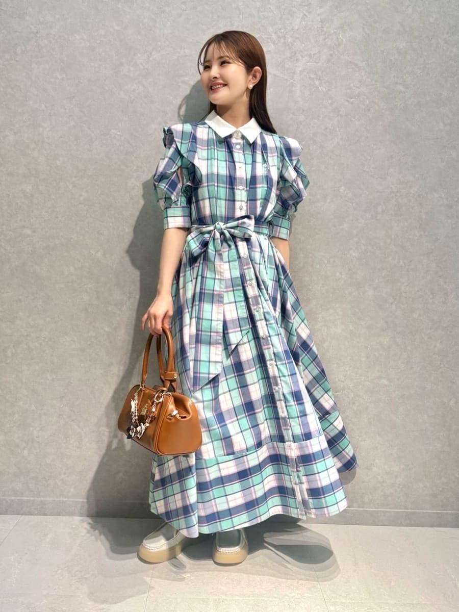 その他のワンピース、イエロー系のボストンバッグ、ホワイト系のその他シューズを着用したレディースの春コーディネートの5枚目の写真