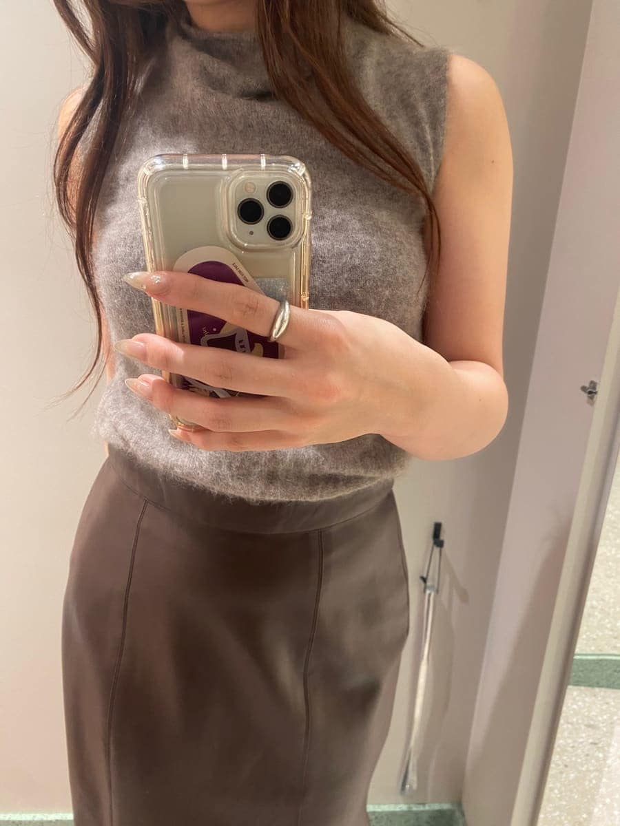 ブラウン系のスカート、ブラウン系のTシャツ/カットソー、ブラウン系のカーディガン/ボレロを着用したレディースの秋コーディネートの7枚目の写真