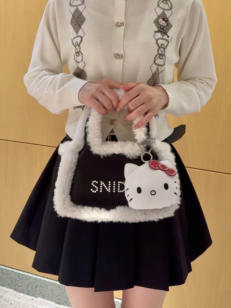 ホワイト系のカーディガン/ボレロ、ブラック系のその他パンツ、ブラック系のハンドバッグを着用したレディースの秋コーディネートの6枚目の写真