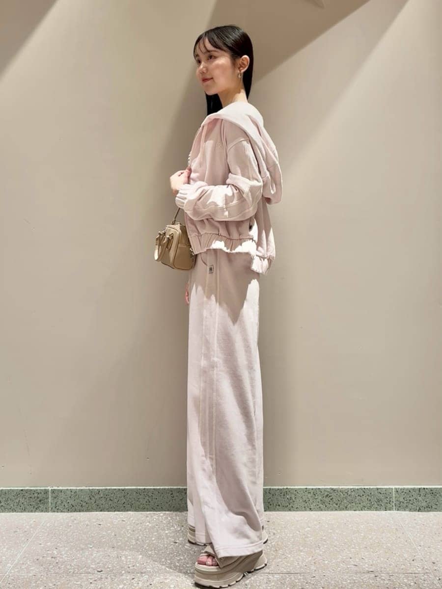 ピンク系のパーカー、その他のタンクトップ、ピンク系のスウェットパンツを着用したレディースの夏コーディネートの2枚目の写真