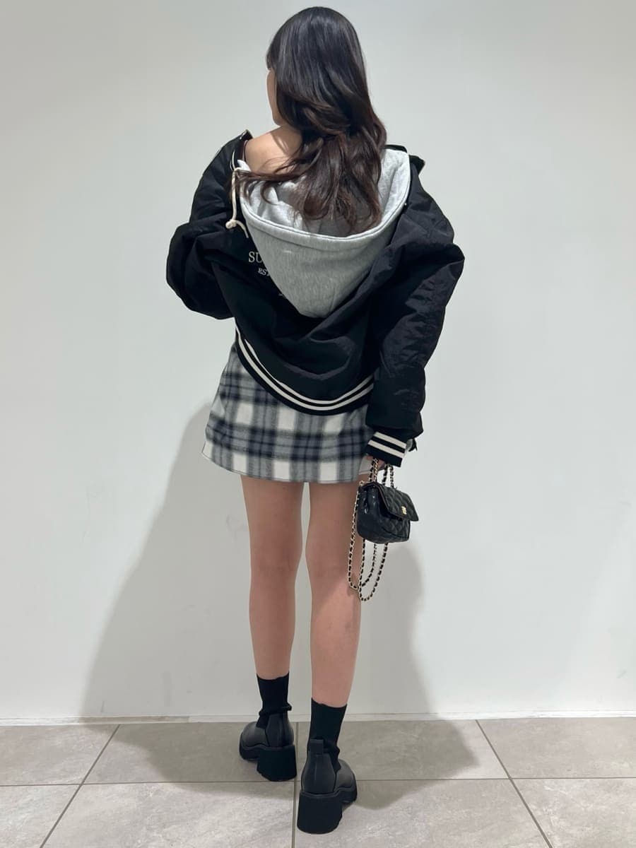 ブラック系のブルゾン、ブラック系のその他パンツ、ブラック系のシャツ/ブラウスを着用したレディースの秋コーディネートの3枚目の写真