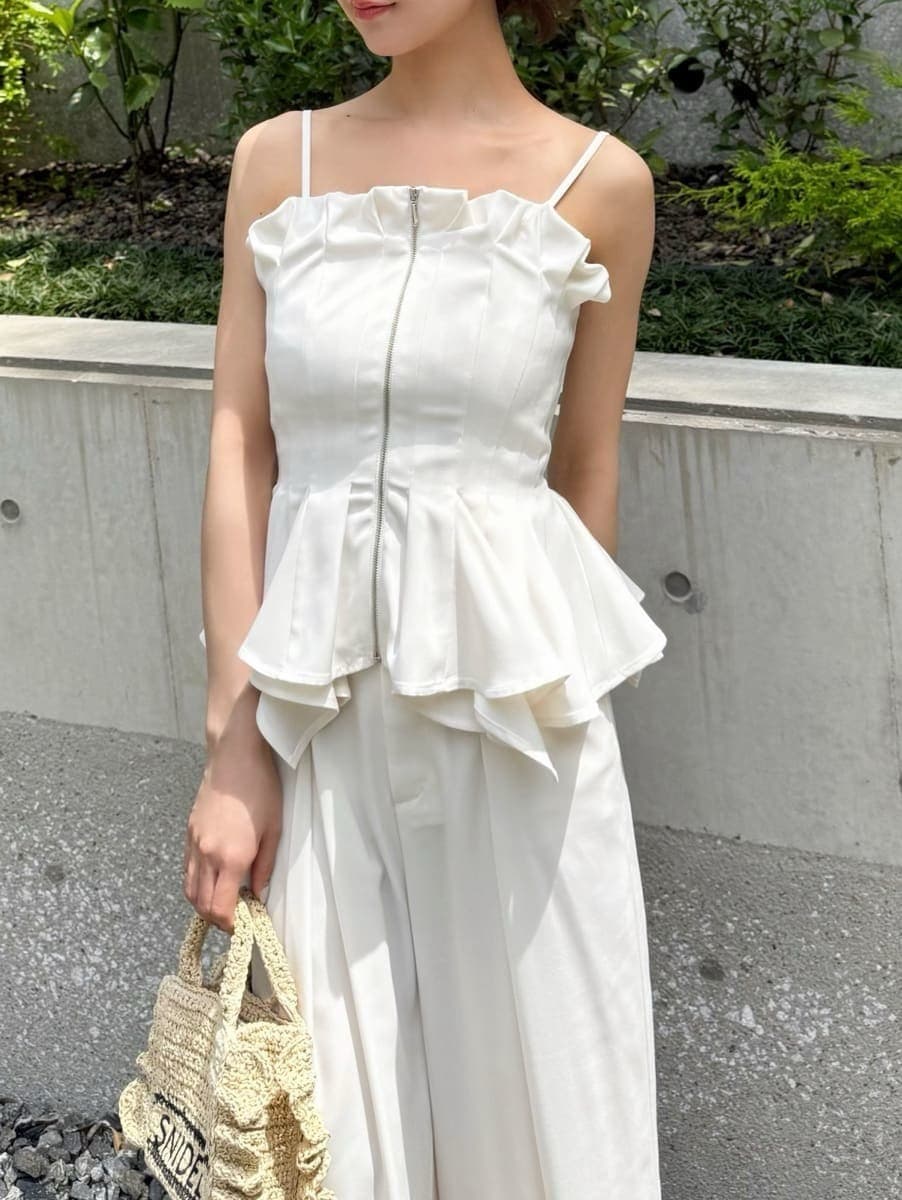 ベージュ系のショルダーバッグ、ホワイト系のその他パンツ、その他のサンダルを着用したレディースの夏コーディネートの3枚目の写真