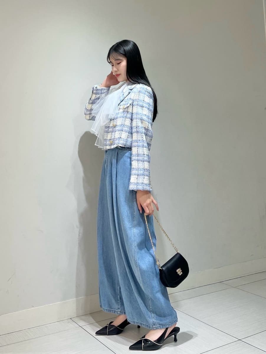 ブルー系のテーラードジャケット、ブルー系のデニムパンツ、ホワイト系のシャツ/ブラウスを着用したレディースの冬コーディネートの2枚目の写真