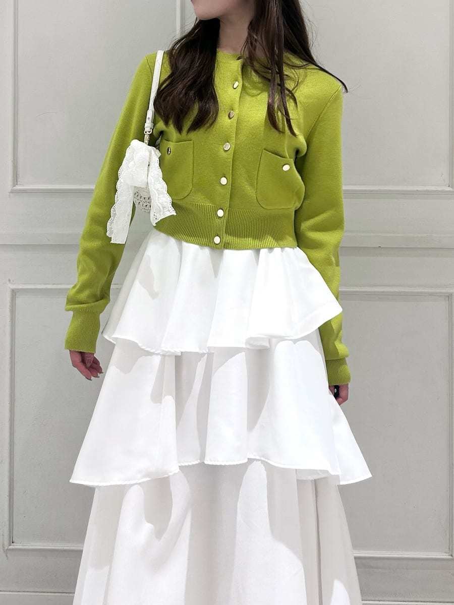 ブラック系のブーツ、イエロー系のワンピース、その他のイヤリングを着用したレディースの冬コーディネートの4枚目の写真