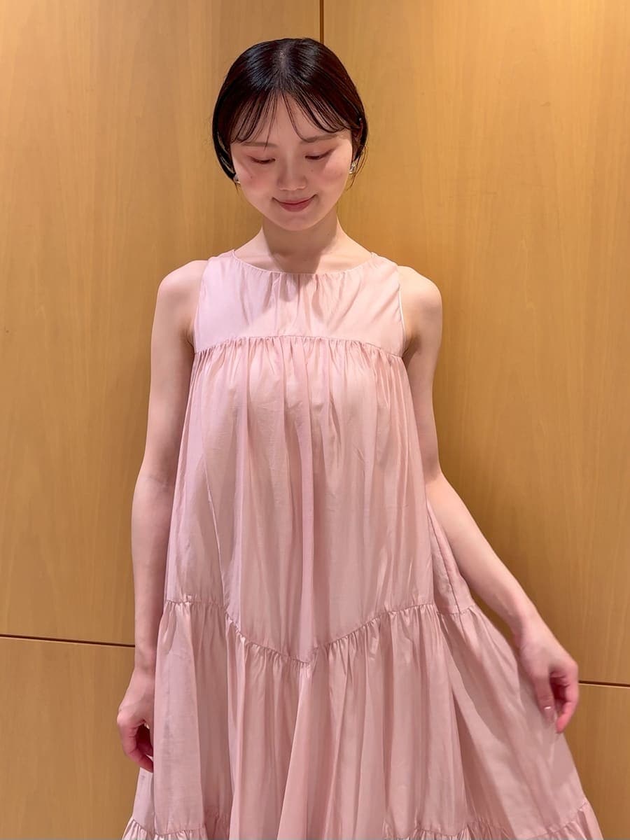 ブラウン系のかごバッグ、ピンク系のワンピースを着用したレディースの夏コーディネートの4枚目の写真
