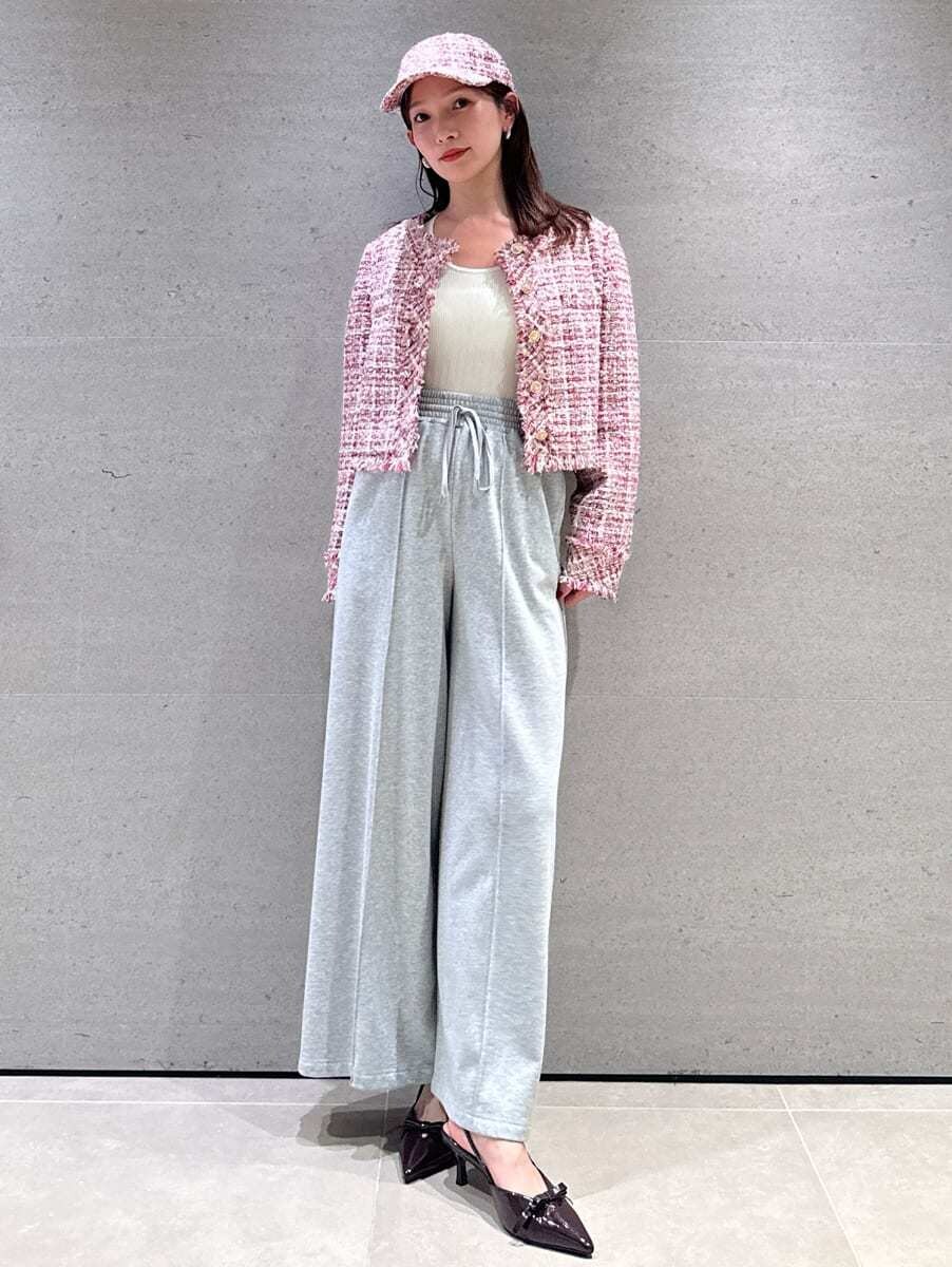 ピンク系のノーカラージャケット、ホワイト系のニット/セーター、グレー系のその他パンツを着用したレディースの秋コーディネートの4枚目の写真