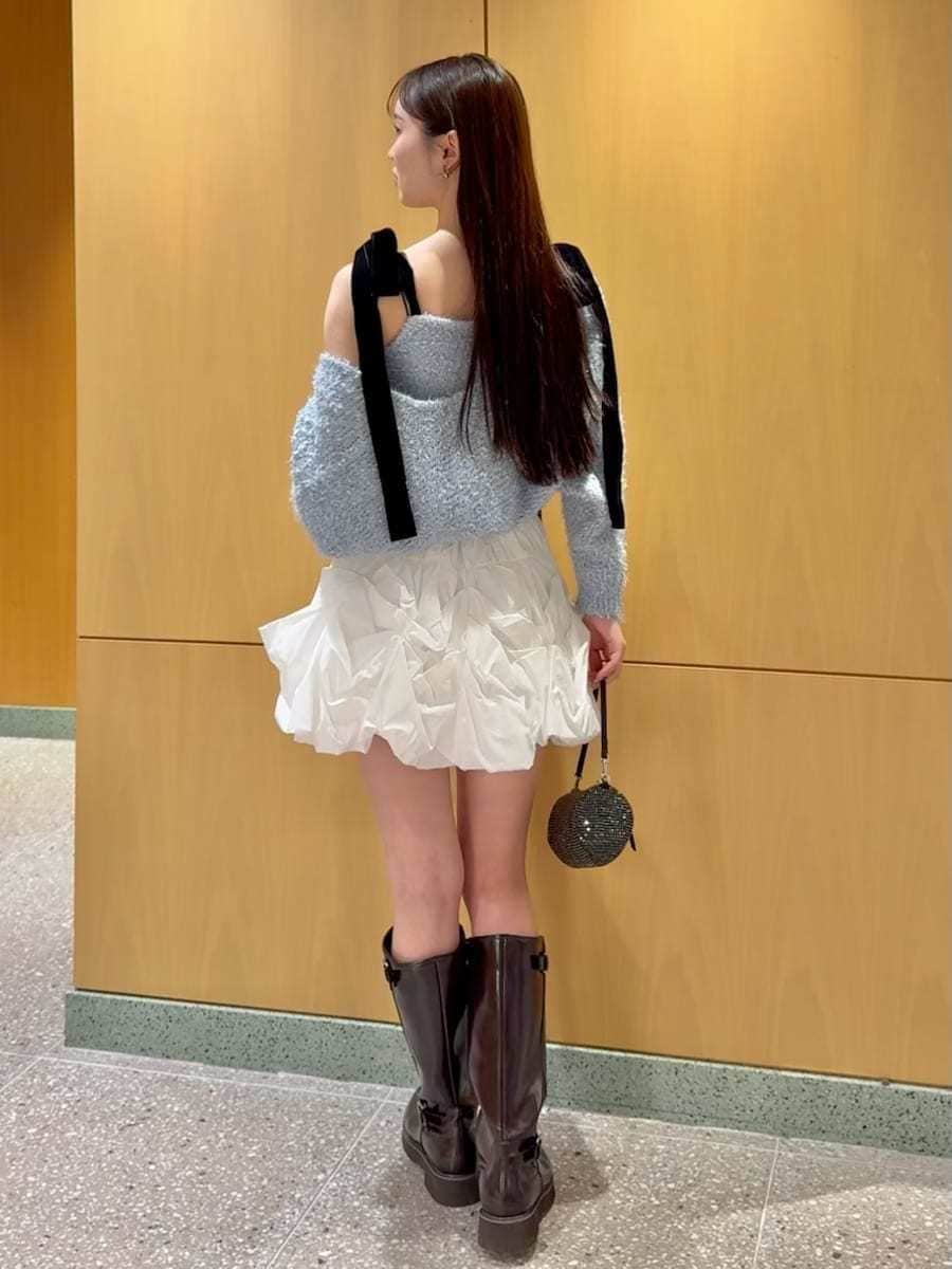 ブラウン系のブーツ、ホワイト系のその他パンツを着用したレディースの冬コーディネートの3枚目の写真