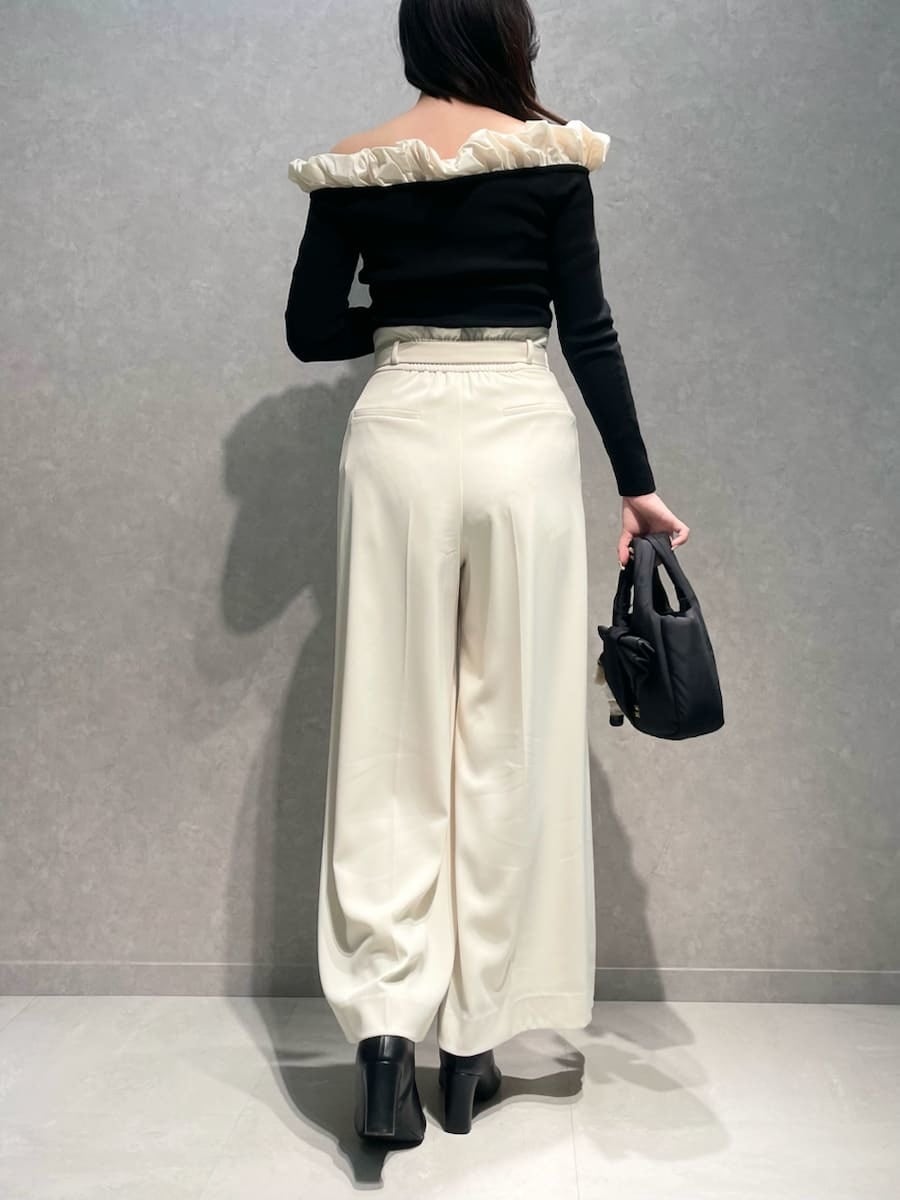 ブラック系のブーツ、ホワイト系のその他パンツ、ブラック系のニット/セーターを着用したレディースの冬コーディネートの3枚目の写真