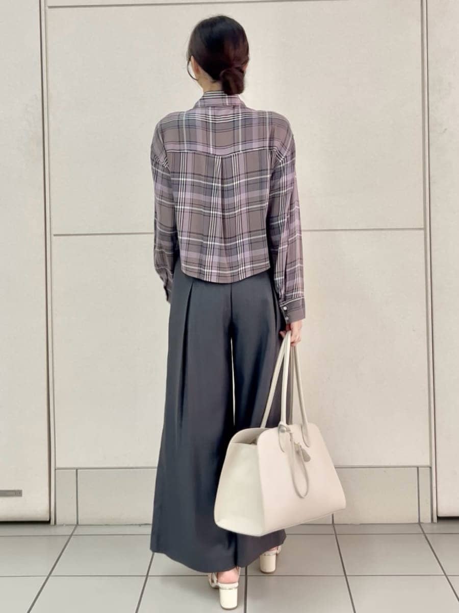 ホワイト系のトートバッグ、グレー系のその他パンツ、パープル系のシャツ/ブラウスを着用したレディースの夏コーディネートの4枚目の写真