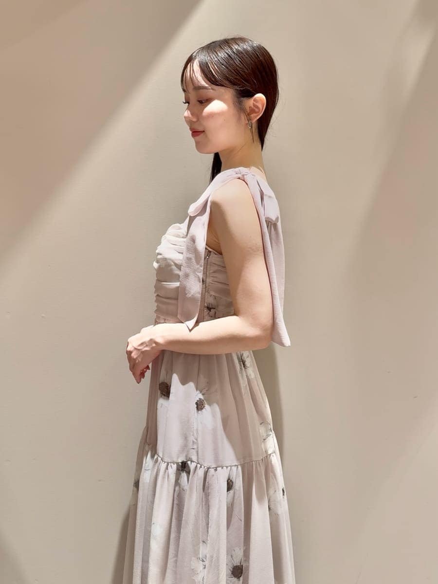 ピンク系のワンピース、ブラウン系のショルダーバッグ、シルバー系のピアス（両耳用）を着用したレディースの夏コーディネートの6枚目の写真