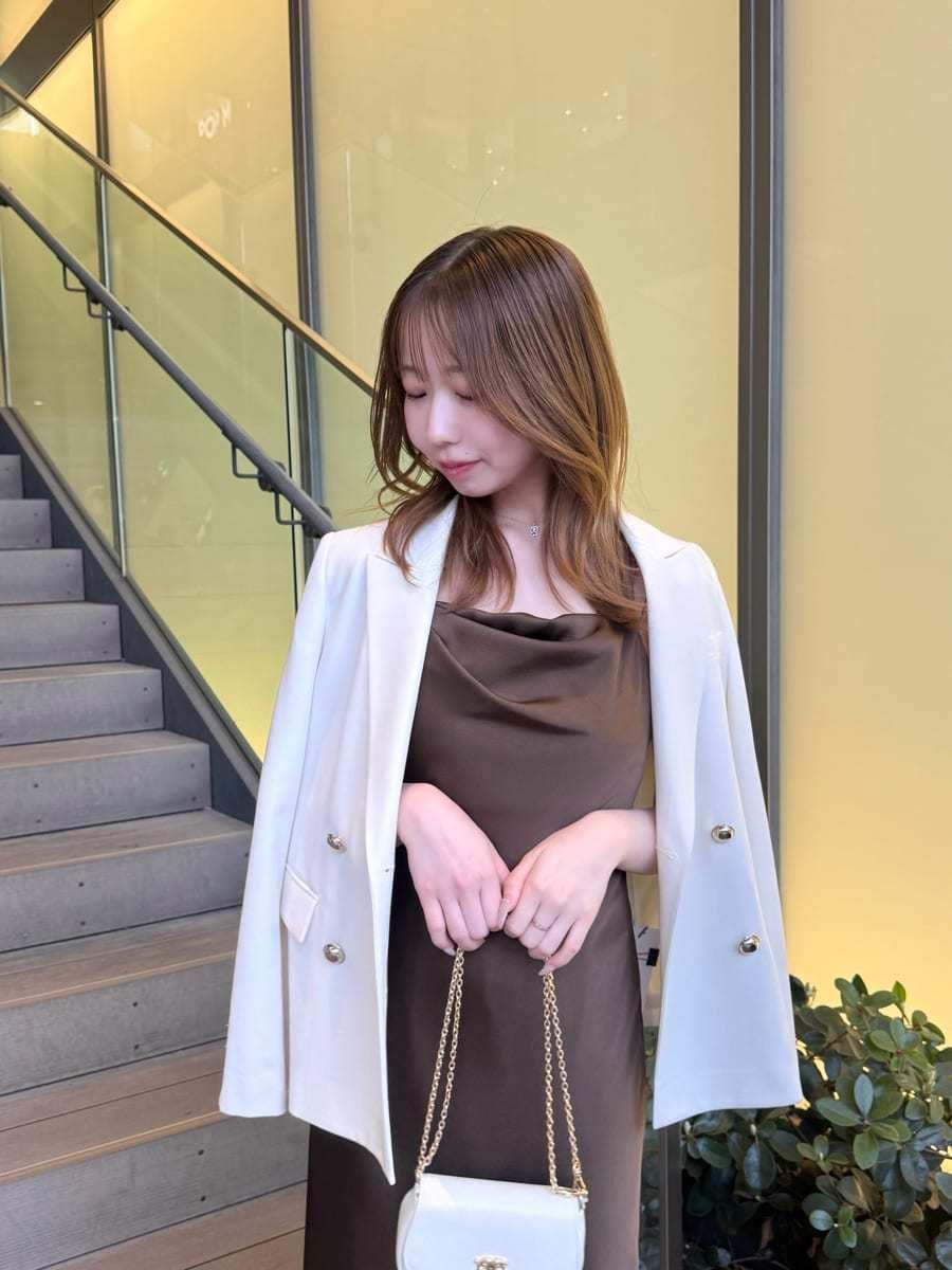 ホワイト系のテーラードジャケット、その他のパンプス、ホワイト系のショルダーバッグを着用したレディースの春コーディネートの3枚目の写真