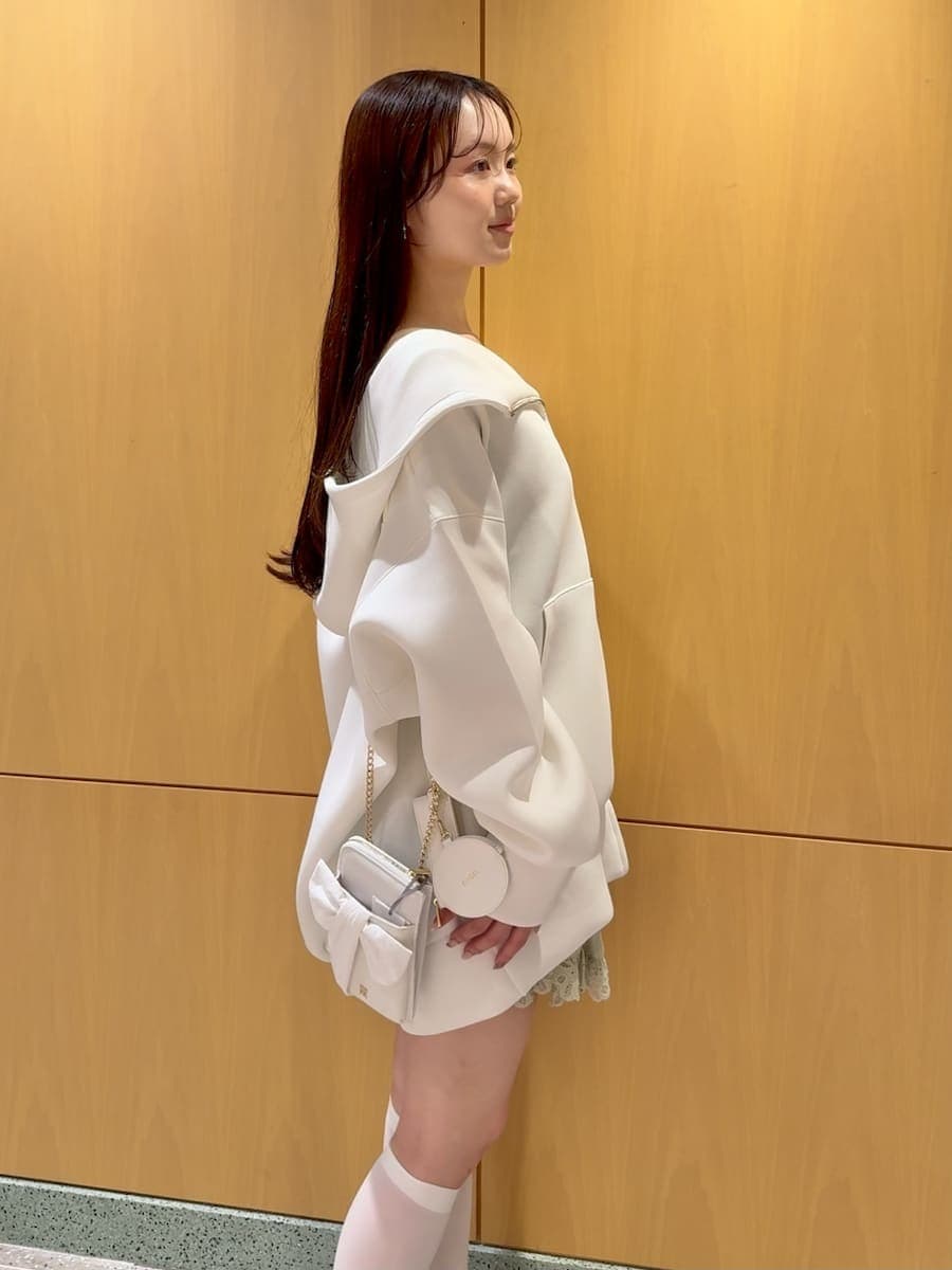 グリーン系のその他パンツ、ホワイト系のショルダーバッグ、その他のスニーカーを着用したレディースの春コーディネートの2枚目の写真