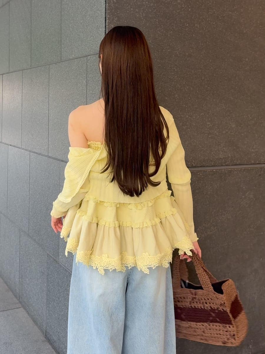 ブルー系のデニムパンツ、イエロー系のニット/セーター、イエロー系のカーディガン/ボレロを着用したレディースの夏コーディネートの6枚目の写真