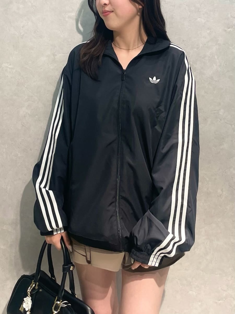 ブラウン系のその他パンツ、ブラック系のブルゾン、ブラック系のボストンバッグを着用したレディースの冬コーディネートの5枚目の写真