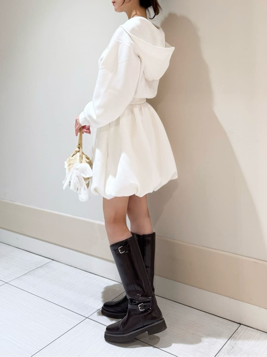 ブラウン系のブーツ、ホワイト系のワンピースを着用したレディースの冬コーディネートの2枚目の写真