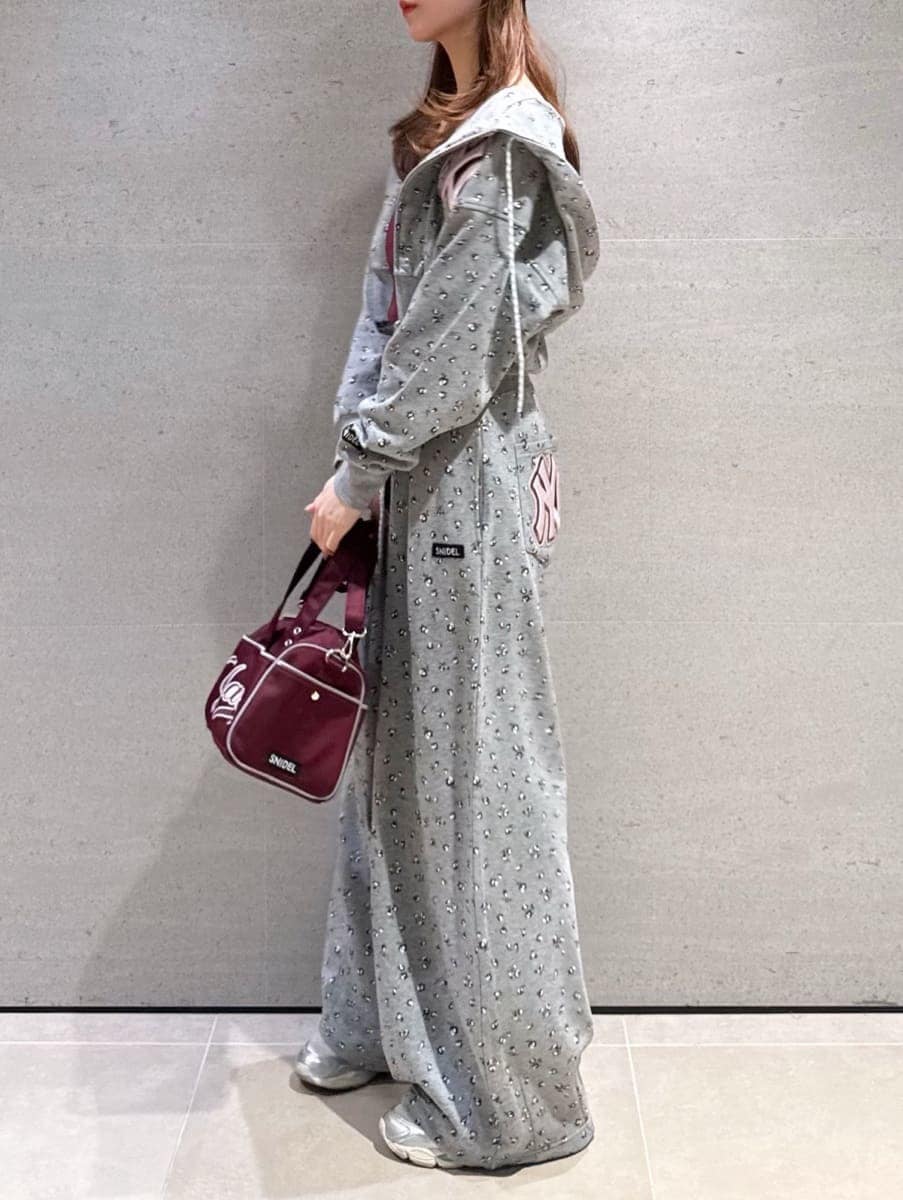 グレー系のその他パンツ、グレー系のパーカー、レッド系のキャミソールを着用したレディースの春コーディネートの2枚目の写真