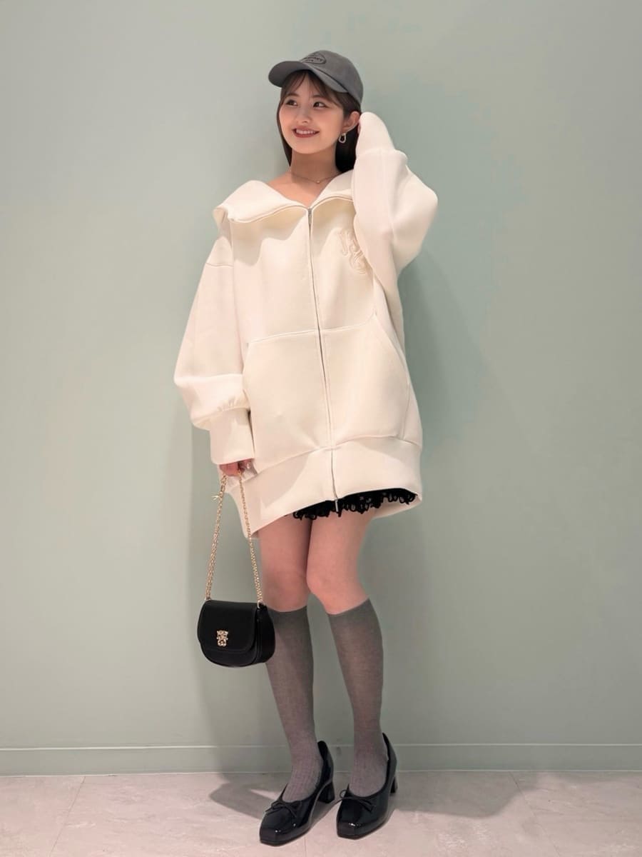 ブラック系のその他パンツ、ブラック系のショルダーバッグ、ブラック系のパンプスを着用したレディースの春コーディネートの5枚目の写真