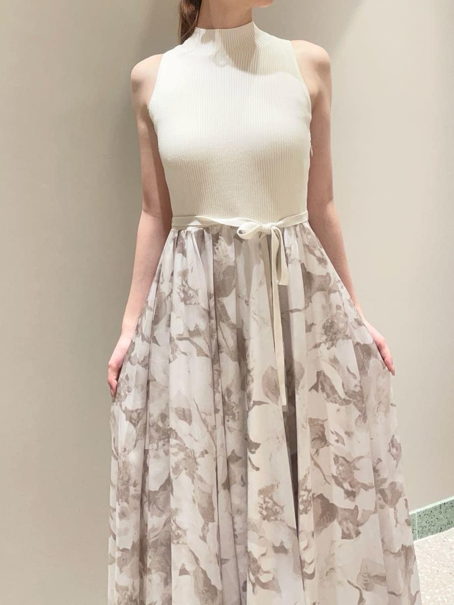 ホワイト系のワンピース、レッド系のブーツ、ブラウン系のハンドバッグを着用したレディースの秋コーディネートの5枚目の写真