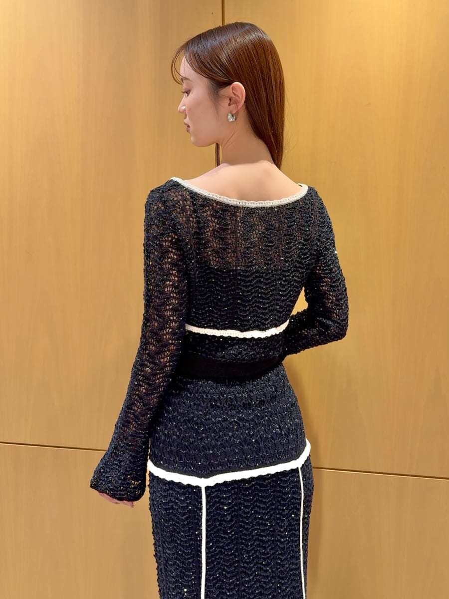 ブルー系のスカート、ブルー系のニット/セーター、ホワイト系のショルダーバッグを着用したレディースの春コーディネートの5枚目の写真