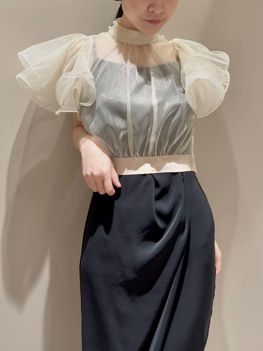 レッド系のブーツ、パープル系のショルダーバッグ、ブラック系のワンピースを着用したレディースの冬コーディネートの5枚目の写真