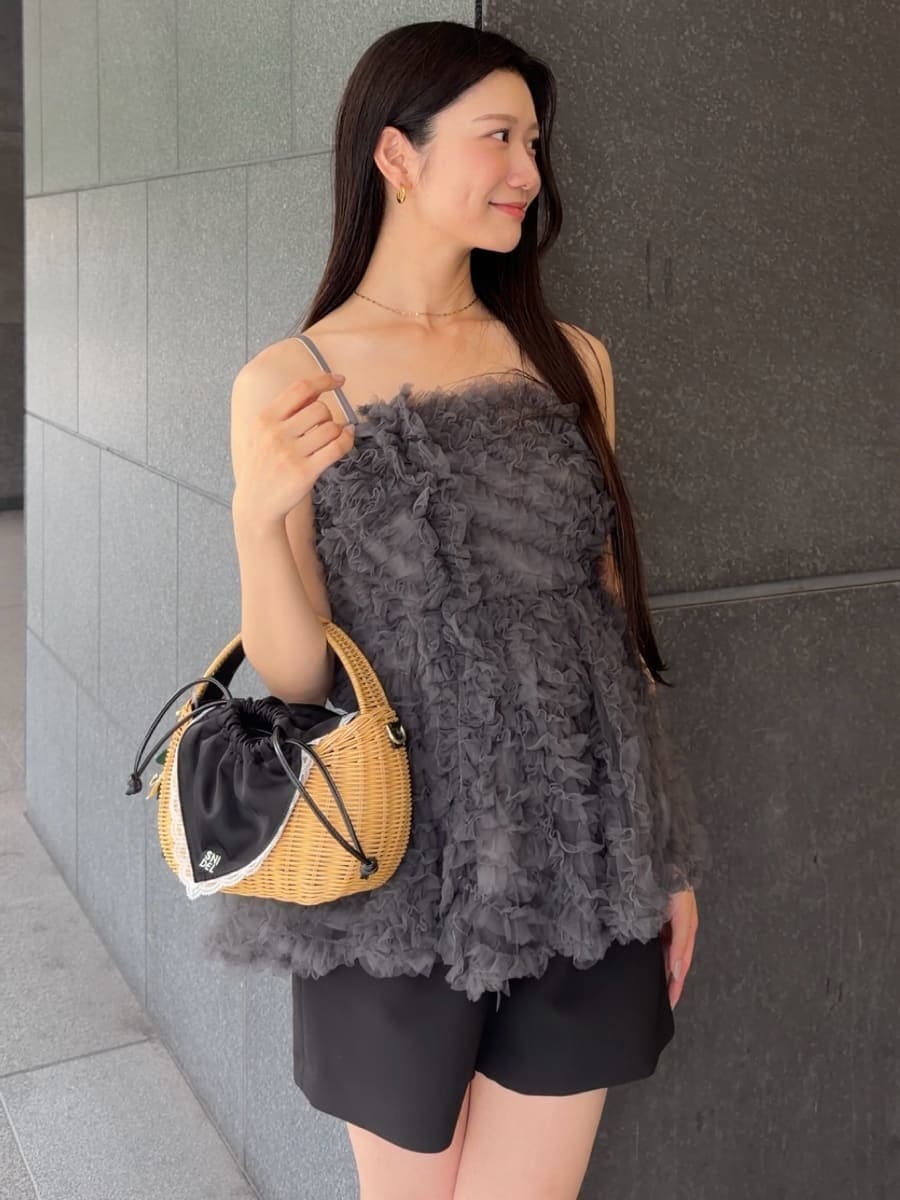 ブラック系のかごバッグ、ブラック系のその他パンツ、ブラウン系のサンダルを着用したレディースの夏コーディネートの5枚目の写真