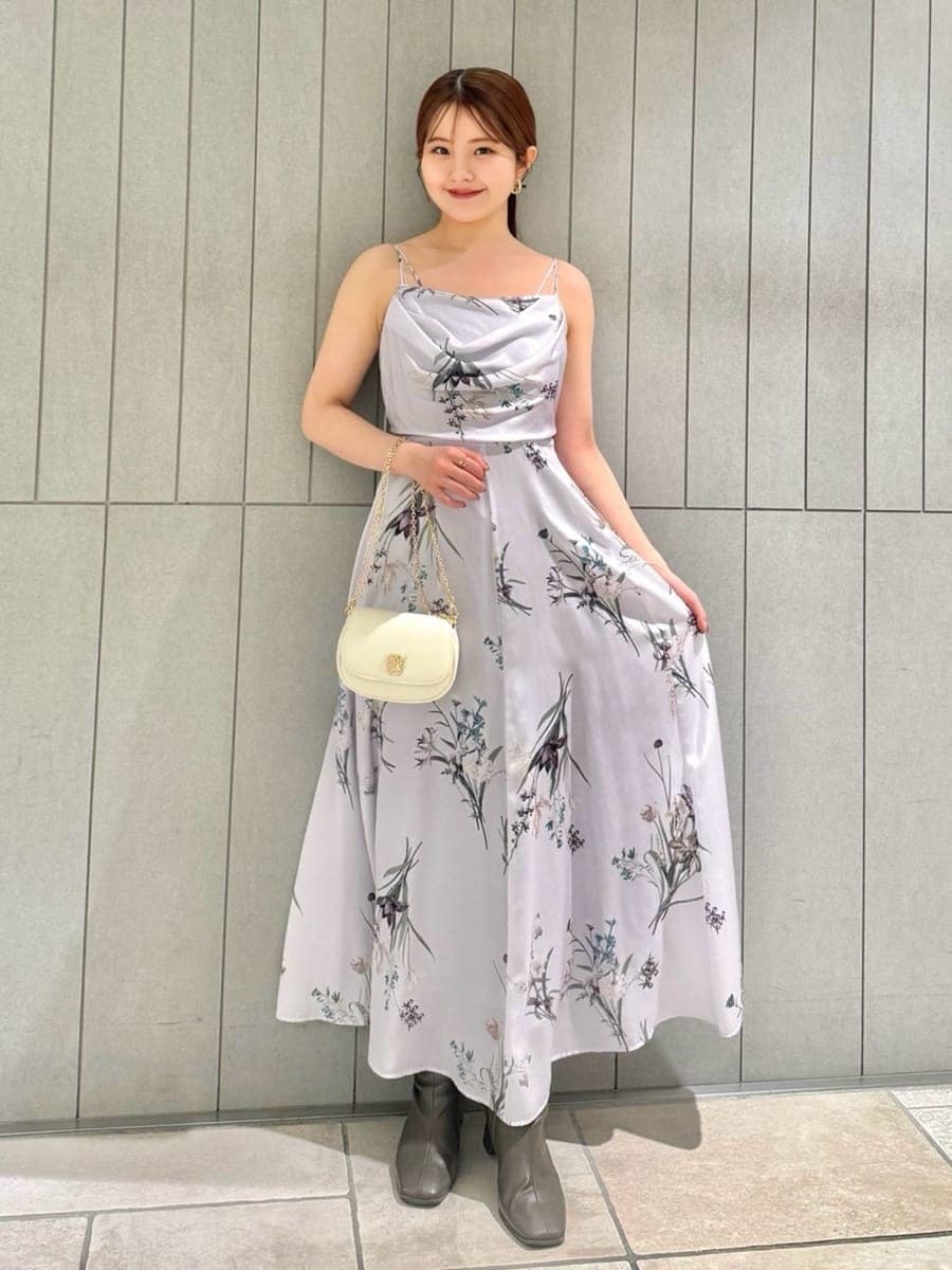 ブルー系のテーラードジャケット、パープル系のワンピース、ホワイト系のショルダーバッグを着用したレディースの春コーディネートの5枚目の写真