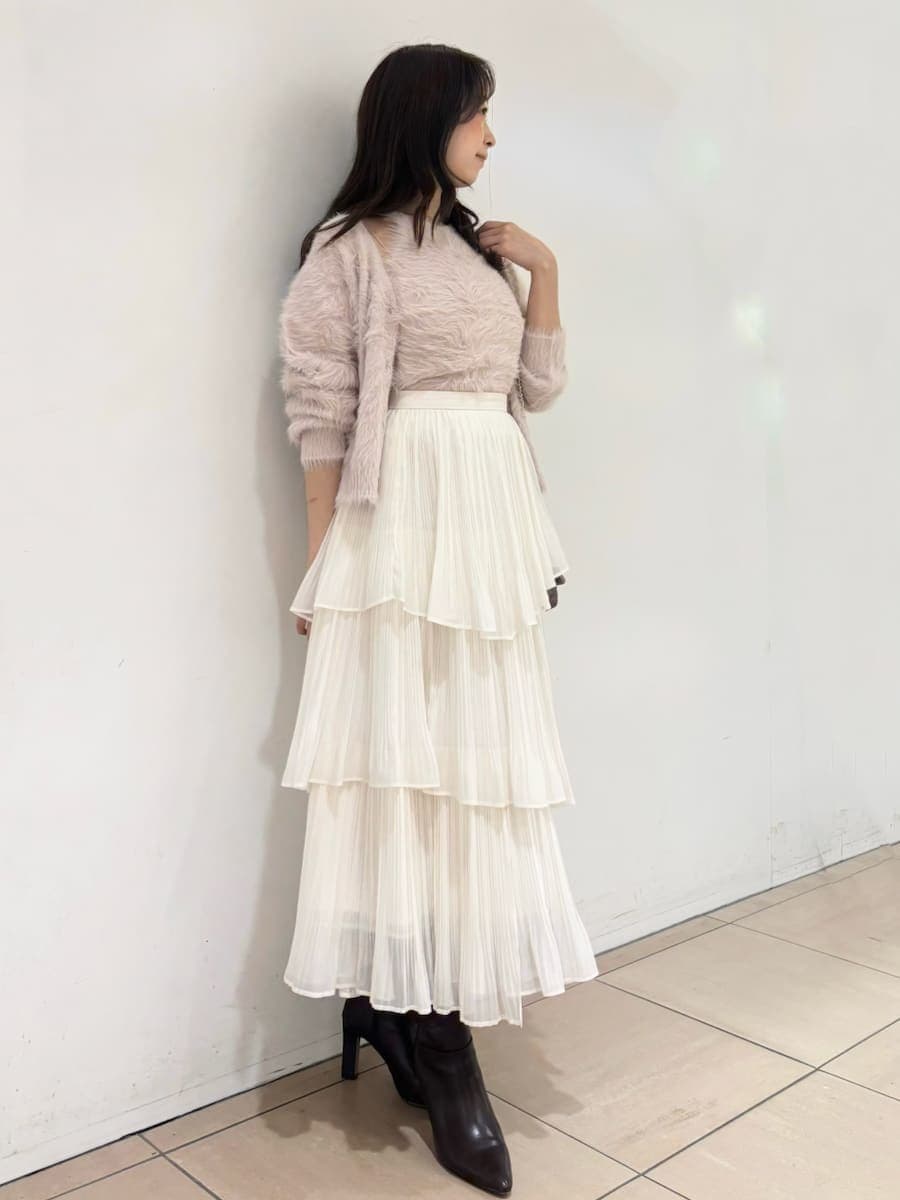 ブラウン系のブーツ、パープル系のショルダーバッグ、ホワイト系のスカートを着用したレディースの秋コーディネートの2枚目の写真