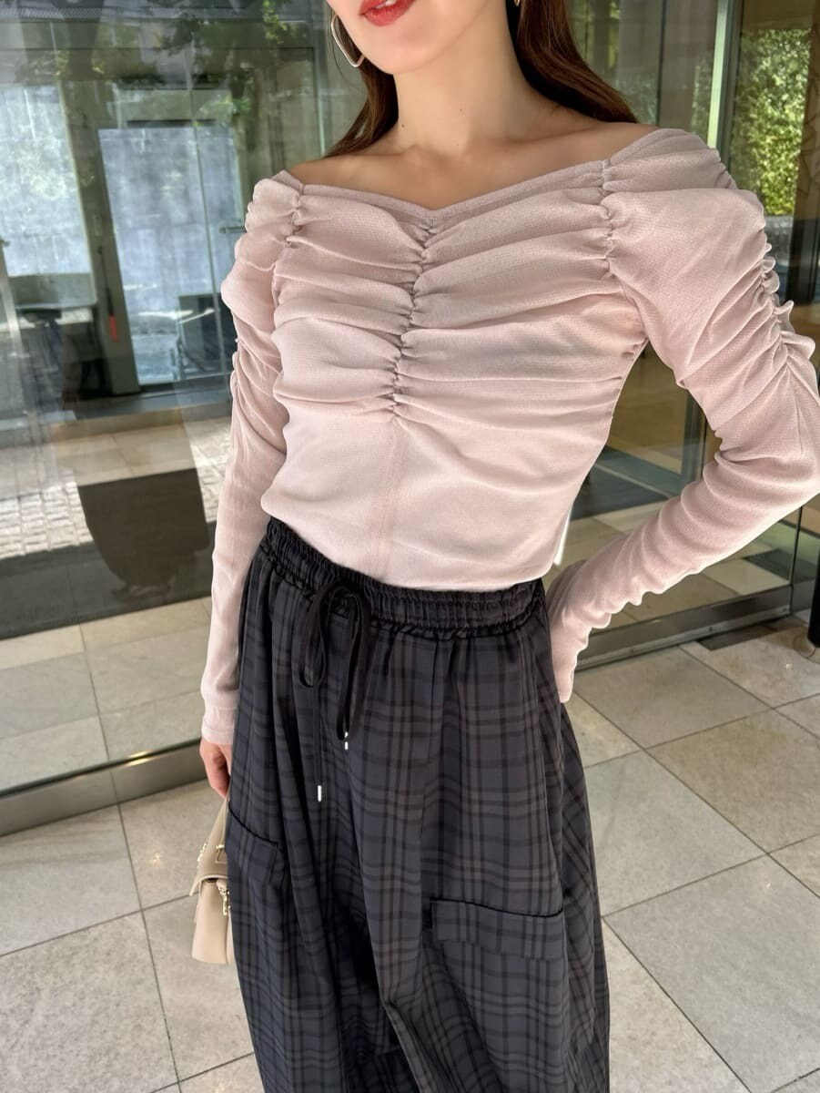 ピンク系のTシャツ/カットソー、ブルー系のその他パンツ、ベージュ系のショルダーバッグを着用したレディースの秋コーディネートの5枚目の写真